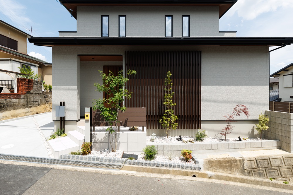 大阪府高槻市・傾斜道路に面したデザインエクステリア