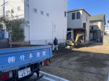 大阪吹田市の旗竿地の外構工事が始まりまずは敷地をユンボで整地して下準備を行います