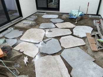 豊中市の中庭のリフォーム工事での敷石貼りの加工